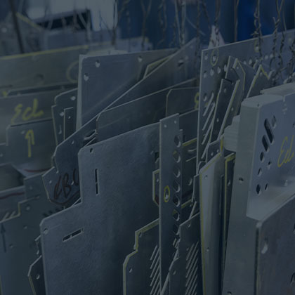Des retailles de métal en feuille.