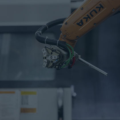 Image rapprocher d'une machine qui déplace un bout de métal.