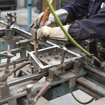 Une personne entrain de travailler sur une pièce prototype.